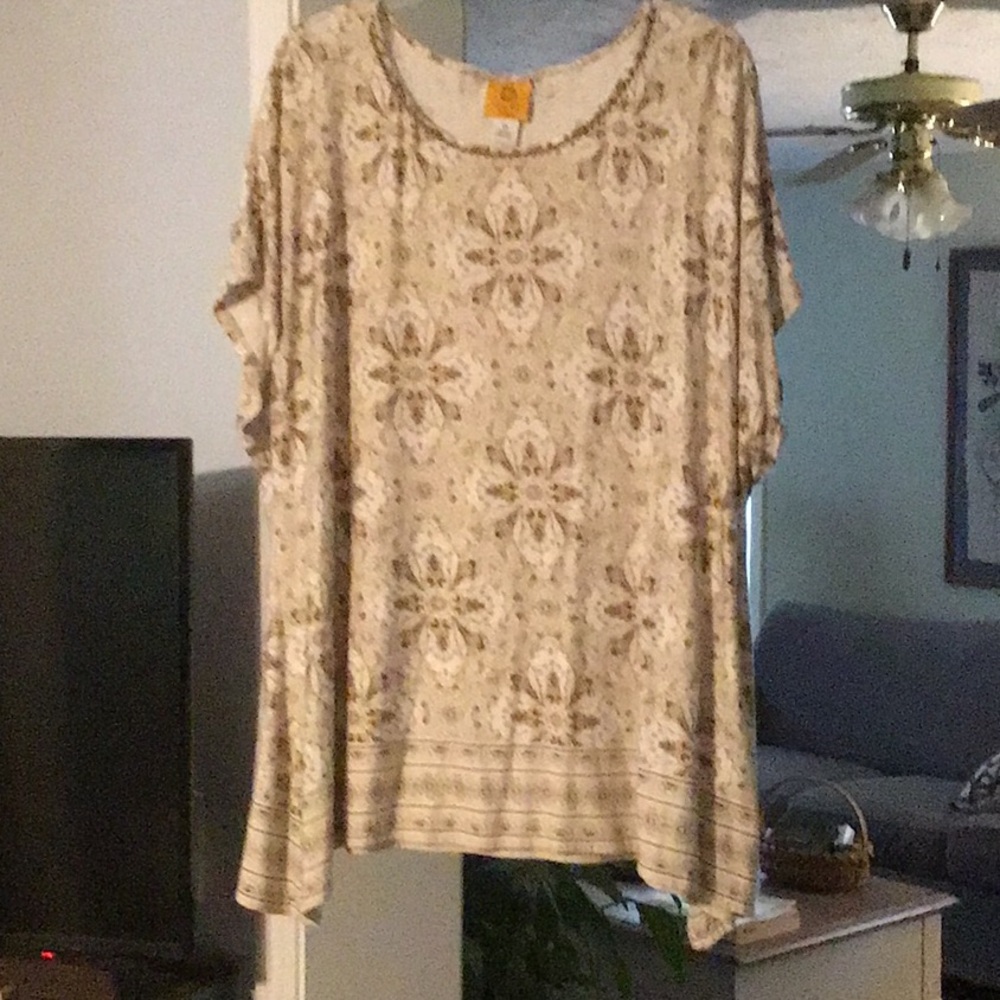 Short sleeved women’s pull over top.beige tan and gold tone print.size 2X